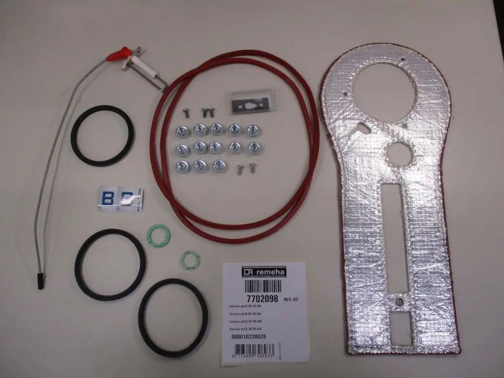 Wartungsset von Remeha, bestehend aus verschiedenen Dichtungen, Schrauben, einem Kabel und einer isolierten Halterung für Heizungssysteme.